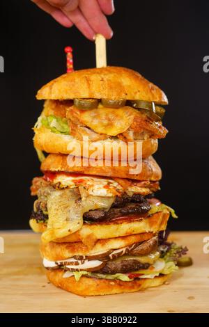 Ulan Bator, Mongolia. 6 maggio 2025. Hamburger di pollo piccante appena cucinato. Crediti: L.Enkh-Orgil. Foto Stock