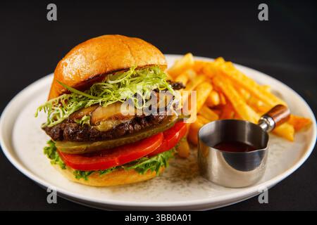Ulan Bator, Mongolia. 6 maggio 2025. Hamburger di funghi appena cucinati e patatine fritte. Crediti: L.Enkh-Orgil. Foto Stock