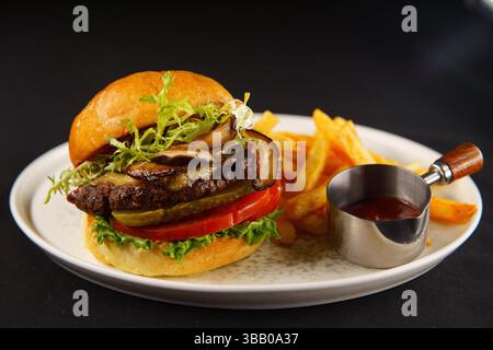 Ulan Bator, Mongolia. 6 maggio 2025. Hamburger di funghi appena cucinati e patatine fritte. Crediti: L.Enkh-Orgil. Foto Stock