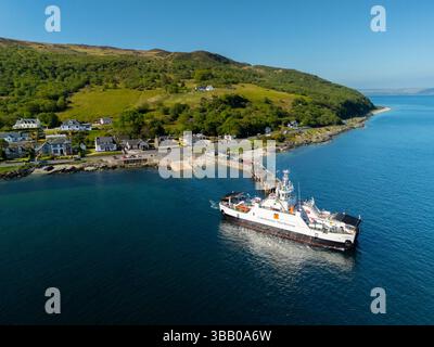 Vista aerea del traghetto Catriona Caledonian MacBrayne con partenza da Lochranza, Isola di Arran, Ayrshire settentrionale, Scozia, Regno Unito Foto Stock