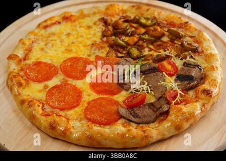 Ulan Bator, Mongolia. 6 maggio 2025. Pizza mista appena preparata. Crediti: L.Enkh-Orgil. Foto Stock