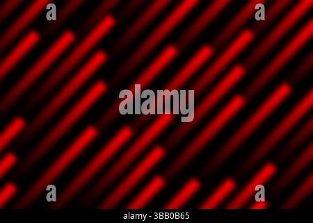 Un sorprendente sfondo astratto caratterizzato da vivaci striature di luce al neon rosso disposte diagonalmente su uno sfondo nero profondo. Le linee luminose creano un sen Foto Stock