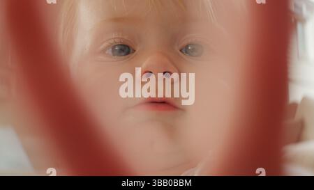 Primo piano del viso dei bambini mentre si avvicina alla fotocamera Foto Stock
