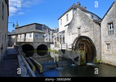 Il centro storico di Bayeux, Calvados, Normandia, Francia, con un mulino ad acqua sul fiume Aure, case storiche e cattedrale di Notre Dame Foto Stock
