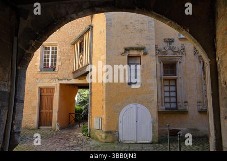 Una piazza tipica (vicino a Saint Malo Street) situata nel centro storico di Bayeux, Calvados, Normandia, Francia Foto Stock