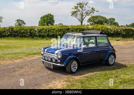 2000 Rover Mini Cooper Sport berlina multicolore benzina 1275 cc; 2025 ruote in su Nord, evento cultura auto, evento di auto modificato classico e supercar, Longridge, Inghilterra, Regno Unito Foto Stock