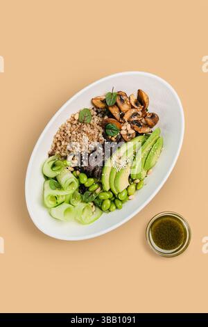 Un'insalata vivace e colorata con una varietà di cereali, verdure fresche e un condimento deliziosamente saporito Foto Stock