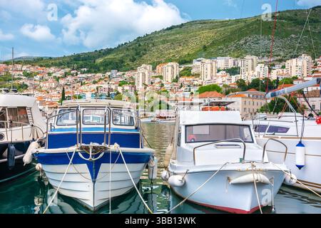 Piccole barche attraccate al porto di Gruz a Dubrovnik. Mare Adriatico, Croazia Foto Stock
