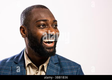 Primo piano ritratto di un uomo d'affari felice e di successo. L'uomo nero in costume da lavoro sorride. Foto Stock