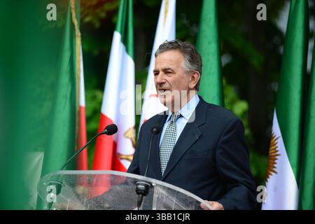 Parigi, Francia. 13 maggio 2025. Jean Francois Legaret, ex sindaco del i arrondissement di Parigi durante una manifestazione in occasione della convocazione del Consiglio nazionale dei combattenti della resistenza iraniana per protestare contro le esecuzioni di prigionieri politici in Iran Parigi 13 maggio 2025 . Foto di Karim Ait Adjedjou/ABACAPRESS.COM credito: Abaca Press/Alamy Live News Foto Stock