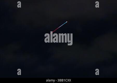 Rocket Launch in cielo sembra una stella cadente da lontano Foto Stock