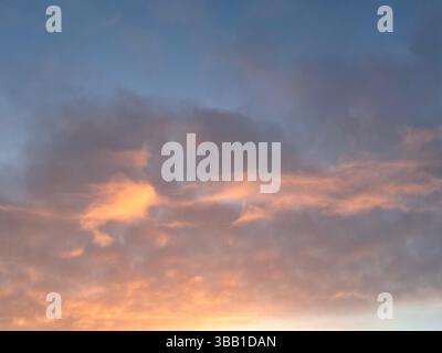 Lo spettacolare tramonto dipinge il cielo con colori vivaci e una luce incredibile. Foto Stock