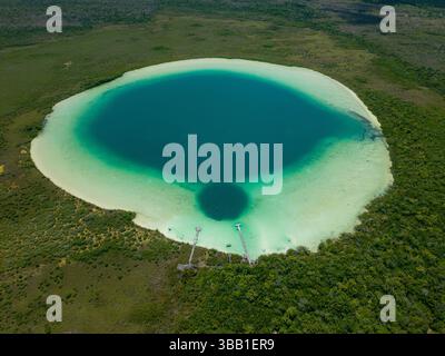 Ripresa aerea di una dolina gigante di colore azzurro nello Yucatan, Messico Foto Stock