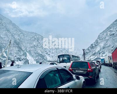 Vladikavkaz, Russia. 26 marzo 2022. Una fila al confine russo-georgiano Foto Stock