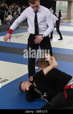 ODESSA, UCRAINA - 6 aprile 2025: Sfidante nazionale ucraino jiu jitsu i giovani atleti conducono intensi combattimenti, combattimenti sul tatami per i campioni Foto Stock