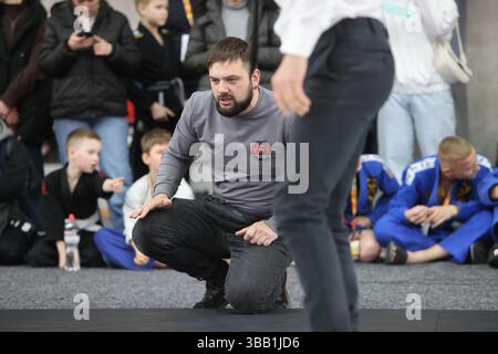 ODESSA, UCRAINA - 6 aprile 2025: Sfidante nazionale ucraino jiu jitsu i giovani atleti conducono intensi combattimenti, combattimenti sul tatami per i campioni Foto Stock