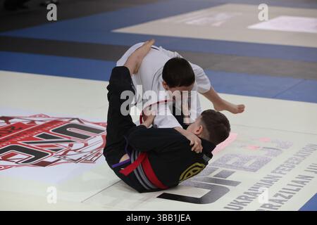 ODESSA, UCRAINA - 6 aprile 2025: Sfidante nazionale ucraino jiu jitsu i giovani atleti conducono intensi combattimenti, combattimenti sul tatami per i campioni Foto Stock