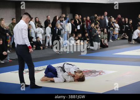 ODESSA, UCRAINA - 6 aprile 2025: Sfidante nazionale ucraino jiu jitsu i giovani atleti conducono intensi combattimenti, combattimenti sul tatami per i campioni Foto Stock