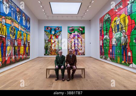 LONDRA, REGNO UNITO - 14 MAGGIO 2025: Gli artisti Gilbert Prousch (L) e George Passmore del duo artistico collaborativo Gilbert & George posano con il loro quadro quadripartito intitolato "DEATH HOPE LIFE FEAR", (1984), durante una chiamata al Gilbert & George Centre per la "DEATH HOPE LIFE FEAR..." Mostra a Londra, Regno Unito il 14 maggio 2025. La mostra, inaugurata il 16 maggio, presenterà 18 immagini di Gilbert & George che spaziano dal 1984 al 1998, un periodo sorprendentemente prolifico per gli artisti. (Foto di Wiktor Szymanowicz/NurPhoto) Foto Stock