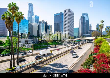 Lo skyline di Los angeles con le palme Foto Stock