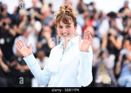 Cannes, Francia. 14 maggio 2025. Alice Rohrwacher partecipa alla camera d or giuria photocall, Cannes, Francia, il 14 maggio 2025 come parte del 78° Festival di Cannes. Foto di Aurore Marechal/ABACAPRESS.COM credito: Abaca Press/Alamy Live News Foto Stock