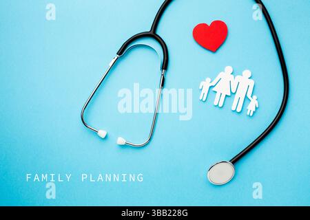 Vista frontale dello stetoscopio medico e della famiglia Icon su sfondo ciano. Concetto di assicurazione sanitaria. Foto Stock