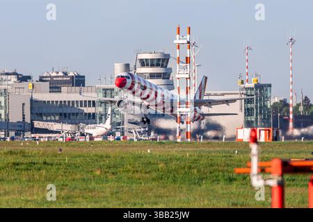 Startendes Flugzeug von Condor auf dem Airport DUS - Düsseldorf, Nordrhein-Westfalen, Deutschland *** Condor decollo presso DUS Airport Düsseldorf, Renania settentrionale-Vestfalia, Germania Foto Stock