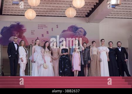 Cannes, Francia. 14 maggio 2025. (L-R) Lucas Schmidt, Maren Schmitt, Luzia Oppermann, Laeni Geiseler, Greta Krämer, Hanna Heckt, Mascha Schilinski, Lena Urzendowsky, Susanne Wüst, Lea Drinda, Luise Heyer, Louise Peters e Fabian Gamper assistono al Red carpet della proiezione ''Sound of Falling'' al 78° Festival annuale di Cannes al Palais des Festivals il 14 maggio 2025 a Cannes, Francia. Crediti: Bernard Menigault/Alamy Live News Foto Stock