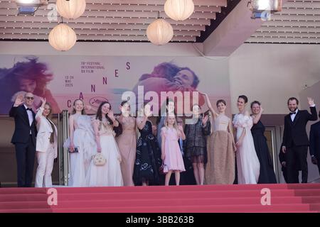 Cannes, Francia. 14 maggio 2025. (L-R) Lucas Schmidt, Maren Schmitt, Luzia Oppermann, Laeni Geiseler, Greta Krämer, Hanna Heckt, Mascha Schilinski, Lena Urzendowsky, Susanne Wüst, Lea Drinda, Luise Heyer, Louise Peters e Fabian Gamper assistono al Red carpet della proiezione ''Sound of Falling'' al 78° Festival annuale di Cannes al Palais des Festivals il 14 maggio 2025 a Cannes, Francia. Crediti: Bernard Menigault/Alamy Live News Foto Stock