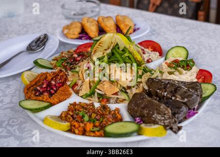 Cena tradizionale mediorientale. Autentica cucina araba. Assortimento di piatti tradizionali del Medio Oriente, insalata grassa, piatti halal, ripieni Foto Stock