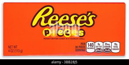 I pezzi di caramelle al burro di arachidi di Reese in un guscio croccante. Un prodotto della Hershey Company. Foto Stock
