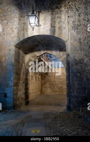 Portogallo, regione di Oeste, Óbidos, porta da Vila dall'interno delle mura medievali della città di notte Foto Stock
