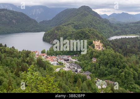 SCHWANGAU, GERMANIA - 23 MAGGIO 2024: Vista aerea del lago Alpsee, Schwangau e del castello di Hohenschwangau. Foto Stock