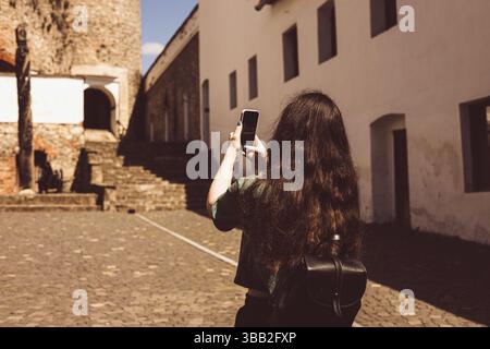 Una turista donna fa una recensione video Foto Stock