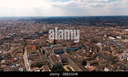 Ampia vista aerea sui tetti di Bordeaux in Francia Foto Stock