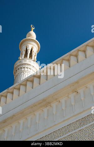 Emirati Arabi Uniti dettagli della moschea Saeed bin Hamad al Qasimi, moschea bianca nella città di Fujairah, la settima città più grande degli Emirati Arabi Uniti sul Golfo di Oman Foto Stock
