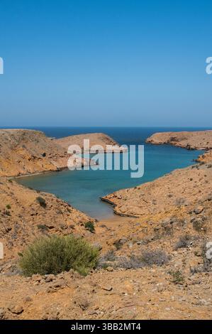 Oman: Vista di Bandar al Khayran, splendida costa frastagliata a est di Mascate, un tesoro di sistemi di fiordi tortuosi, isole e spiagge isolate Foto Stock