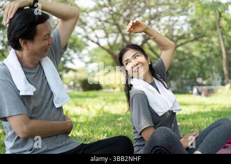 Percorsi benessere e yoga per una coppia di anziani felici all'aperto Foto Stock