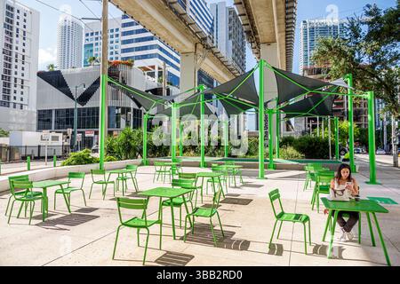 Miami Florida, quartiere finanziario di Brickell, vista dalla SW 1st Avenue, il sentiero urbano sottolineato, sedie verdi della stazione di Brickell, area salotto all'aperto, pubblico Foto Stock