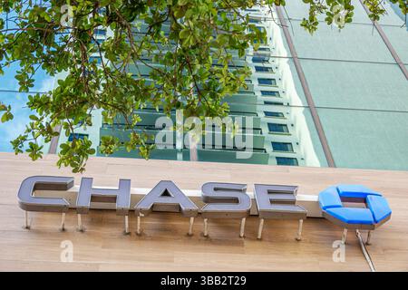 Miami, Florida, Brickell Financial District, SW 9th Street, logo JPMorgan Chase Bank, edificio della filiale Chase, segnaletica esterna del punto vendita, servizi finanziari Foto Stock