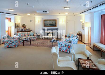 Royal Yacht Britannia, Leith, Scozia. Vista interna del salotto privato della regina. Foto Stock