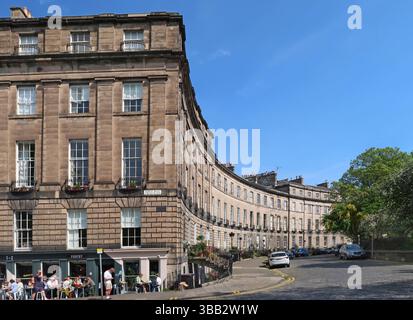 Eleganti case georgiane nel quartiere Stockbridge di Edimburgo, Scozia. Angolo tra Royal Circus (a destra) e North West Circus Place (a sinistra). Foto Stock
