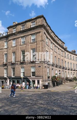 Eleganti case georgiane nel quartiere Stockbridge di Edimburgo, Scozia. Angolo tra Royal Circus (a destra) e North West Circus Place (a sinistra). Foto Stock