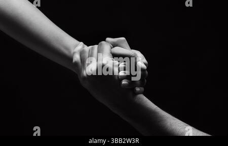 Irriconoscibile donna mano aiutare l uomo a stand up Foto Stock