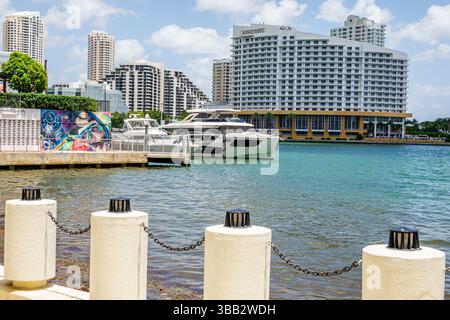 Miami, Florida, quartiere finanziario di Brickell, lungomare della baia di Biscayne, vista del percorso lungo il fiume, porticciolo attraccato per barche a vela e yacht, canale panoramico sul porto, co Foto Stock