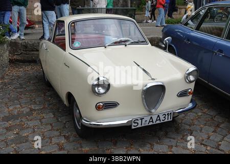 Bad Bentheim, Germania - 4 maggio 2025 Una Goggomobil TS coupé bianca, costruita tra il 1964 e il 1969 Foto Stock