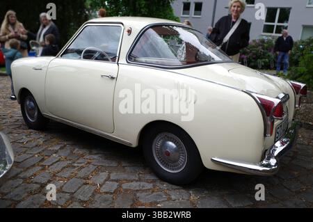 Bad Bentheim, Germania - 4 maggio 2025 Una Goggomobil TS coupé bianca, costruita tra il 1964 e il 1969 Foto Stock