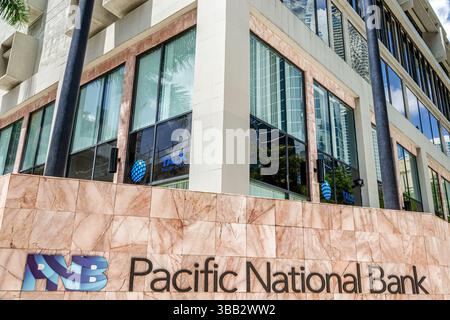 Miami Florida, quartiere finanziario di Brickell, Brickell Avenue, edificio della Pacific National Bank, insegne della scuola inglese, facciata in marmo e finestre in vetro Foto Stock