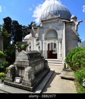 A Istanbul, Turchia, The Gazi Osman Pasha Tomb fa parte del complesso Fatih. Fu costruito nel 1900. Foto Stock