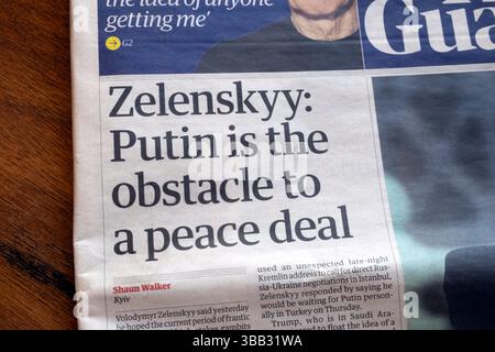 Volodymyr "Zelenskyy: Putin is the obstacle to a Peace Deal" testata del quotidiano The Guardian in prima pagina Russia Ucraina guerra articolo 14 maggio 2025 Londra Regno Unito Foto Stock